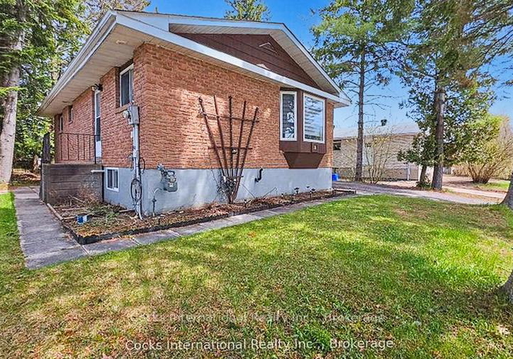 36-susan-street-w-huntsville-ontario-x13516470