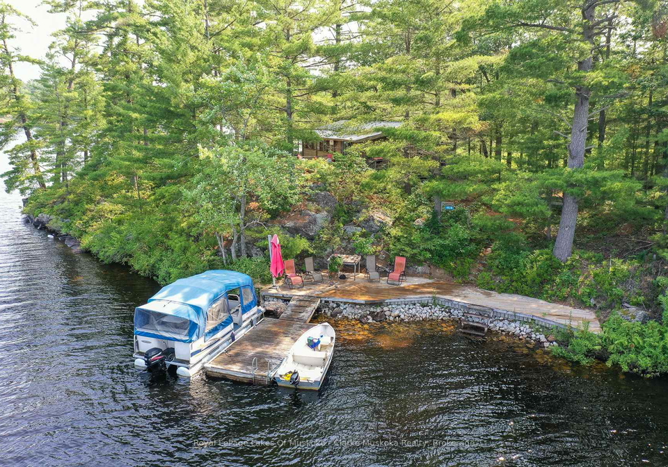 18-5kl-island-kahshe-lake-gravenhurst-ontario-x13518810