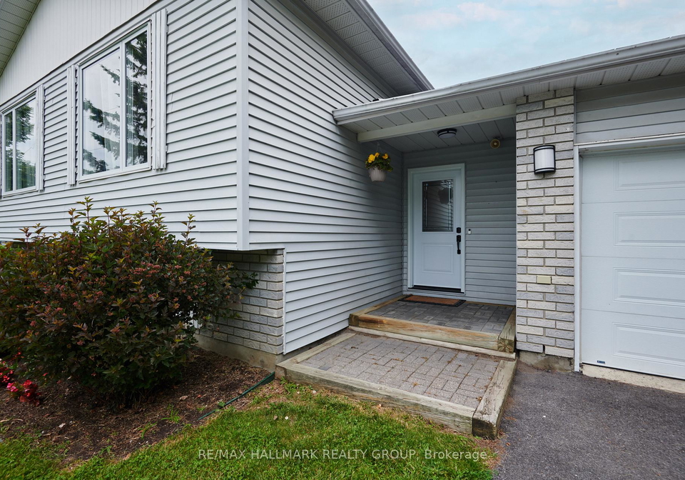 7-daze-street-russell-ontario-x13520676