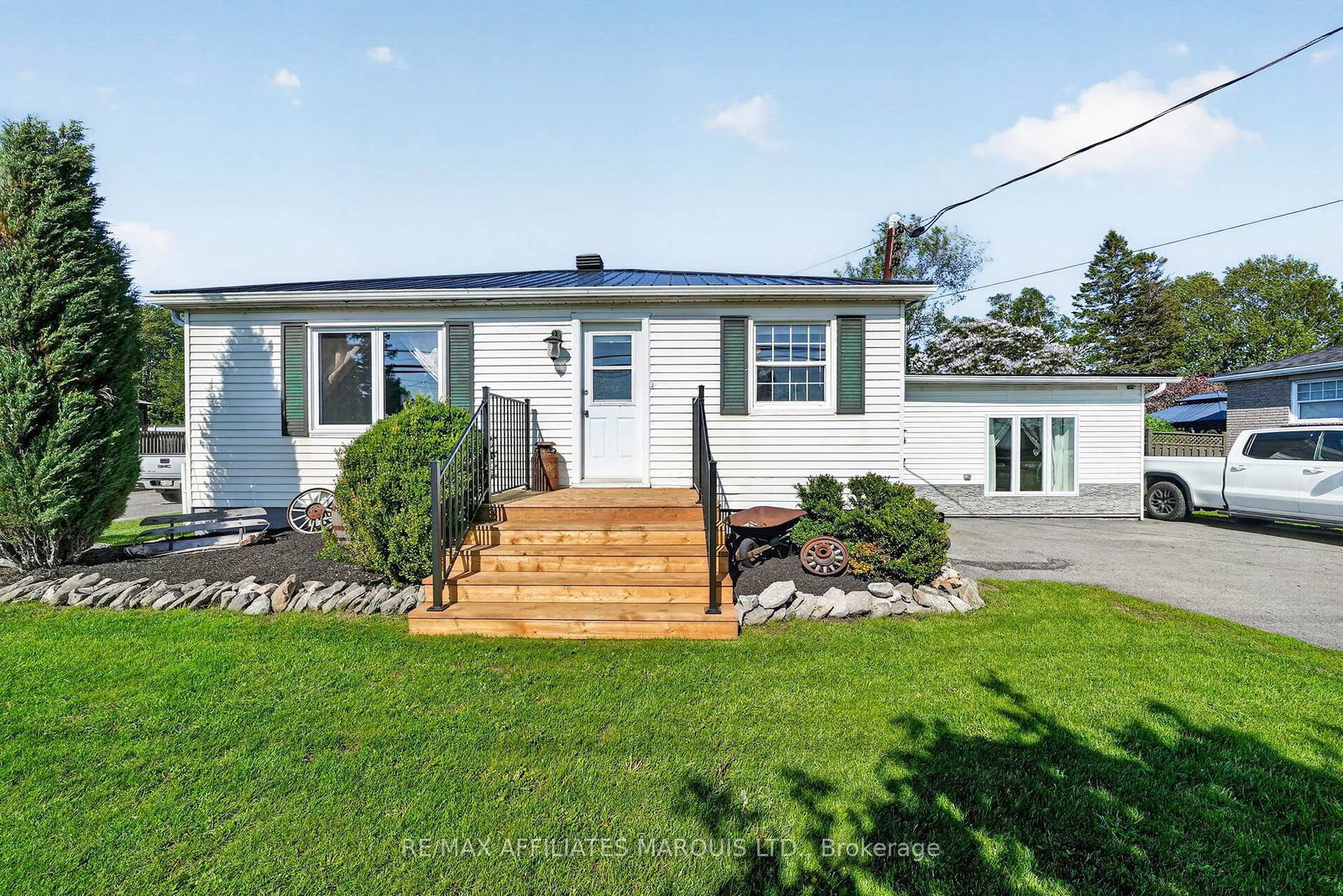 5601-138-highway-south-stormont-ontario-x13529638