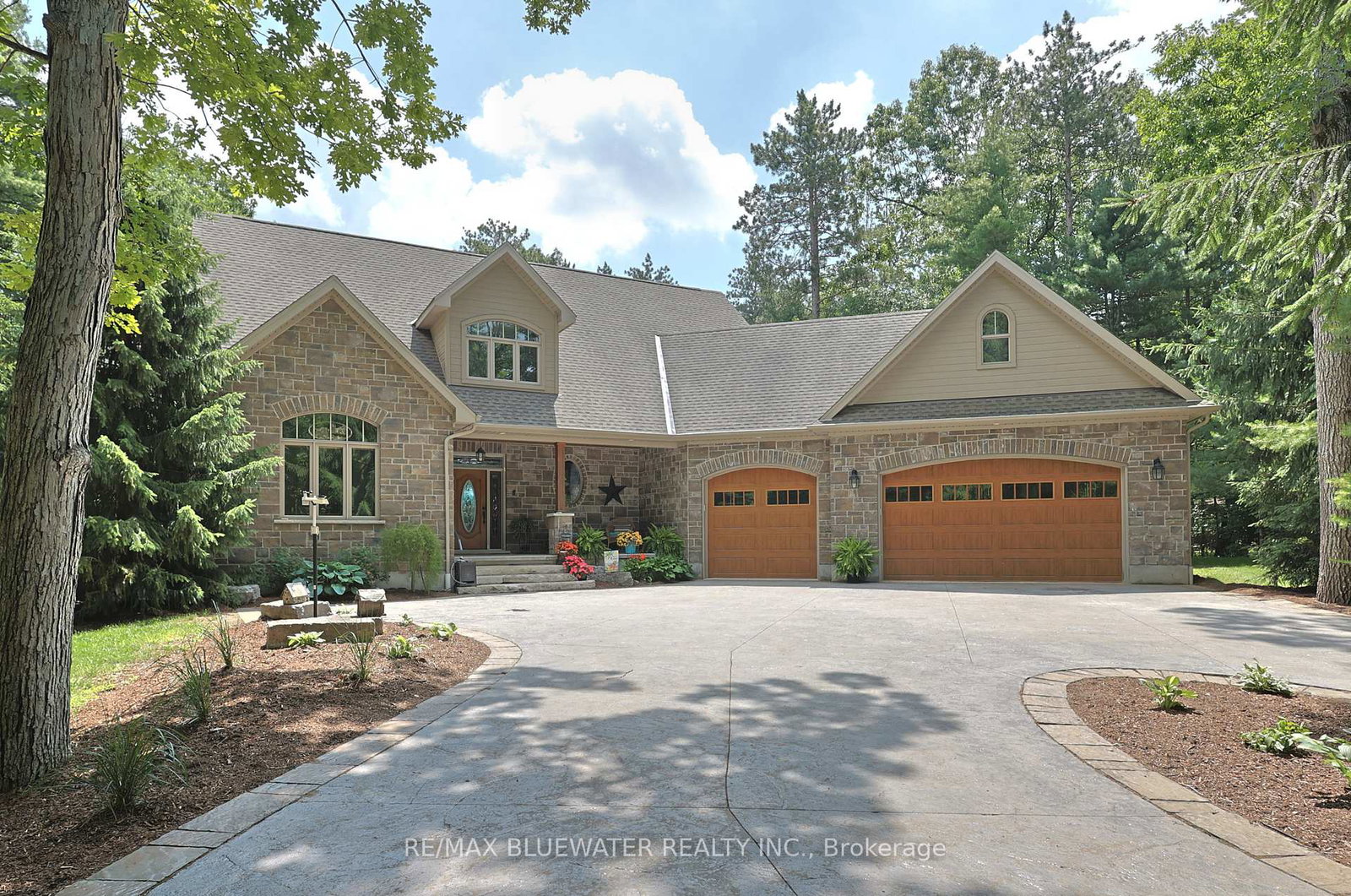 9956-pinetree-crescent-lambton-shores-ontario-x13531928