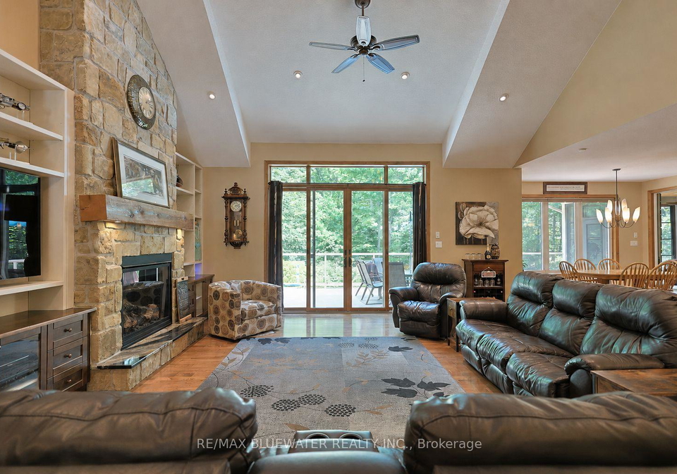 9956-pinetree-crescent-lambton-shores-ontario-x13531928