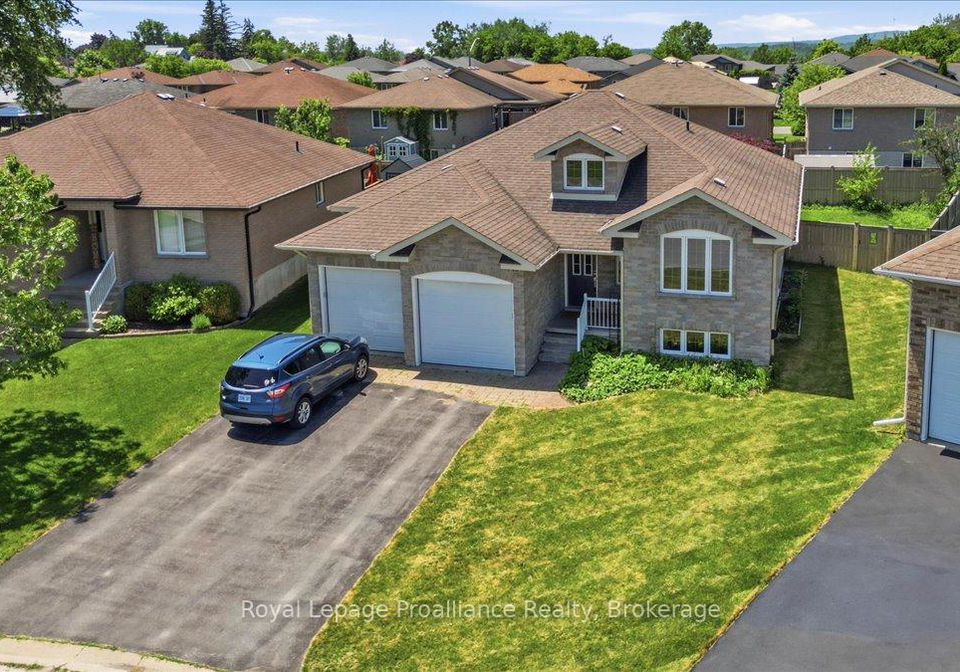 13-freedom-crescent-quinte-west-ontario-x13533906