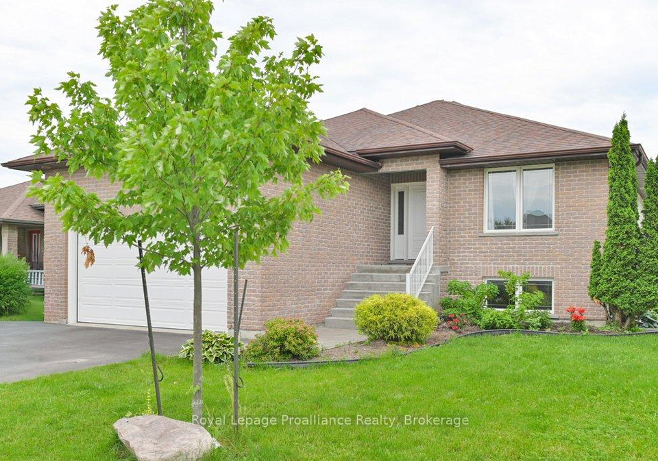 24-freedom-crescent-quinte-west-ontario-x13533954