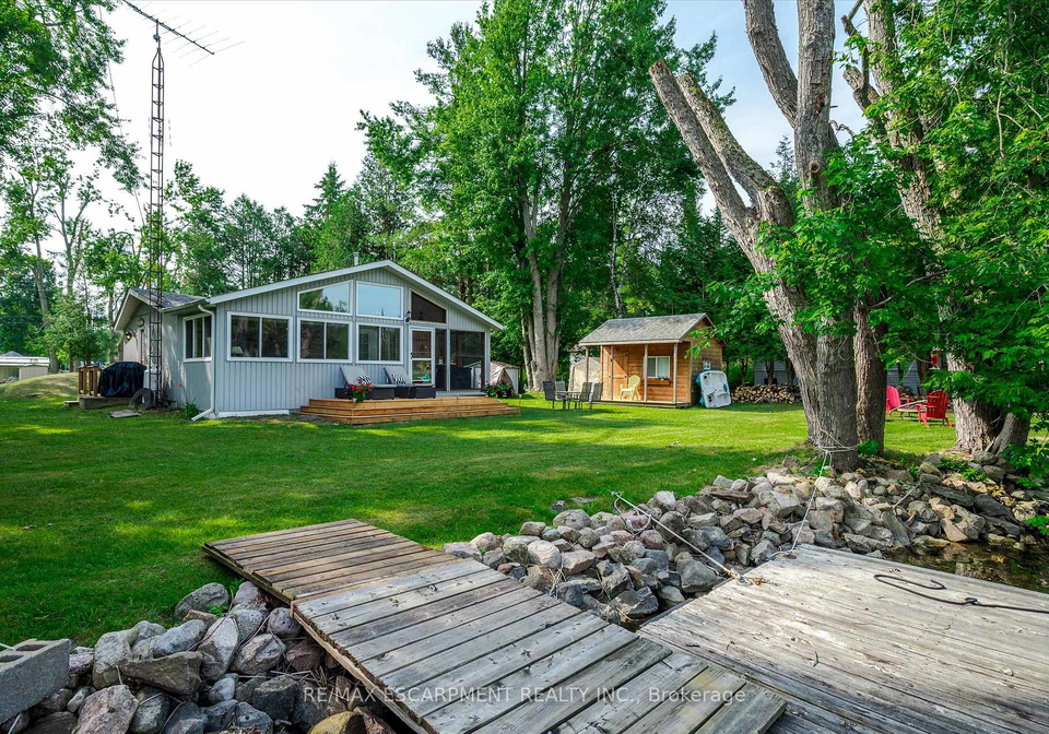 38-fire-route-104a-trent-lakes-ontario-x13537452
