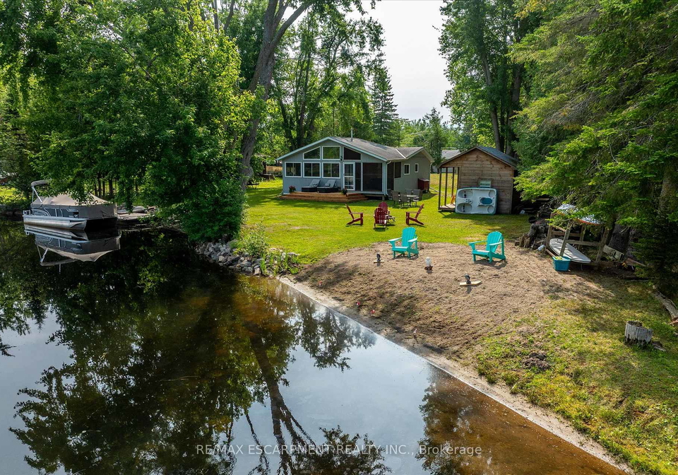 38-fire-route-104a-trent-lakes-ontario-x13537452