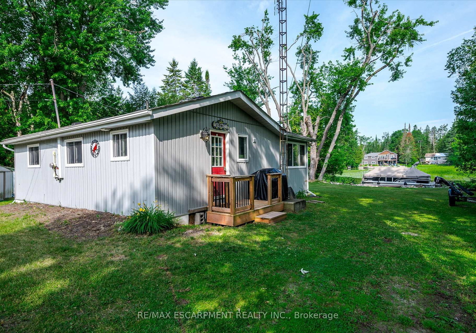 38-fire-route-104a-trent-lakes-ontario-x13537452