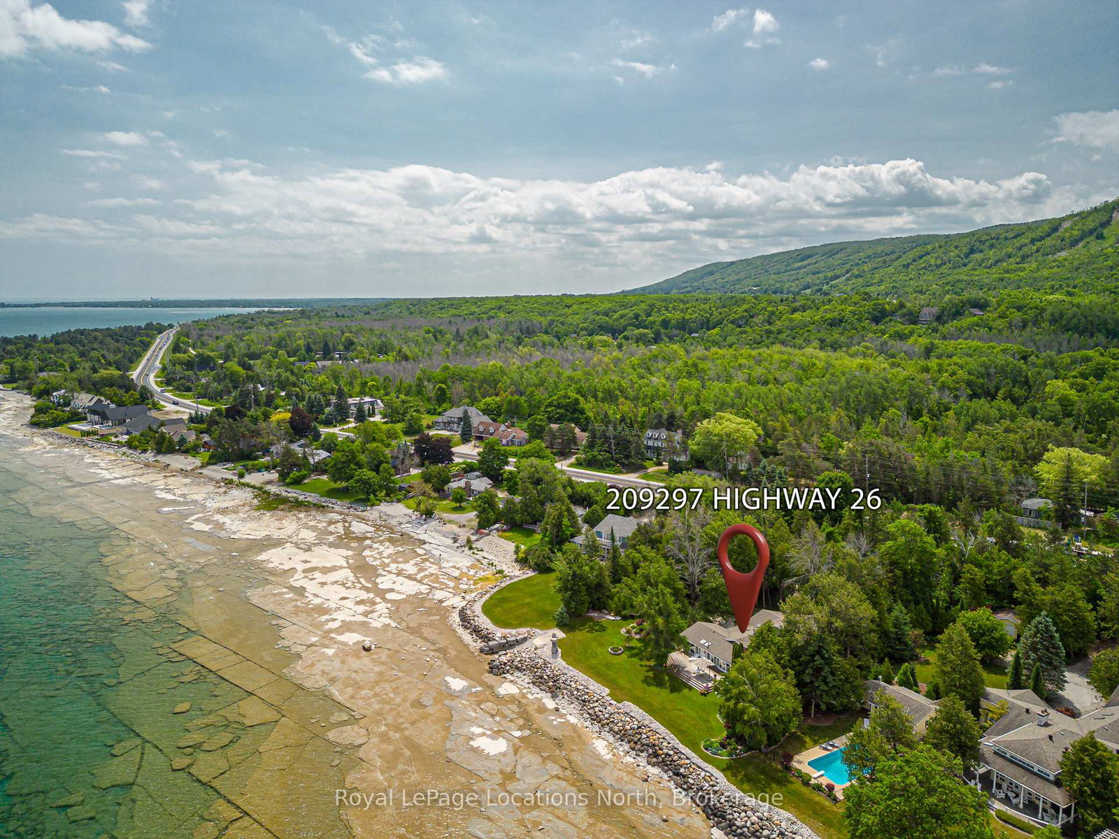 209297-26-highway-w-blue-mountains-ontario-x13548314