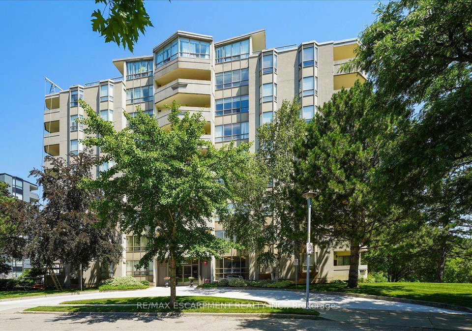 8-village-green-boulevard-hamilton-ontario-x13564968