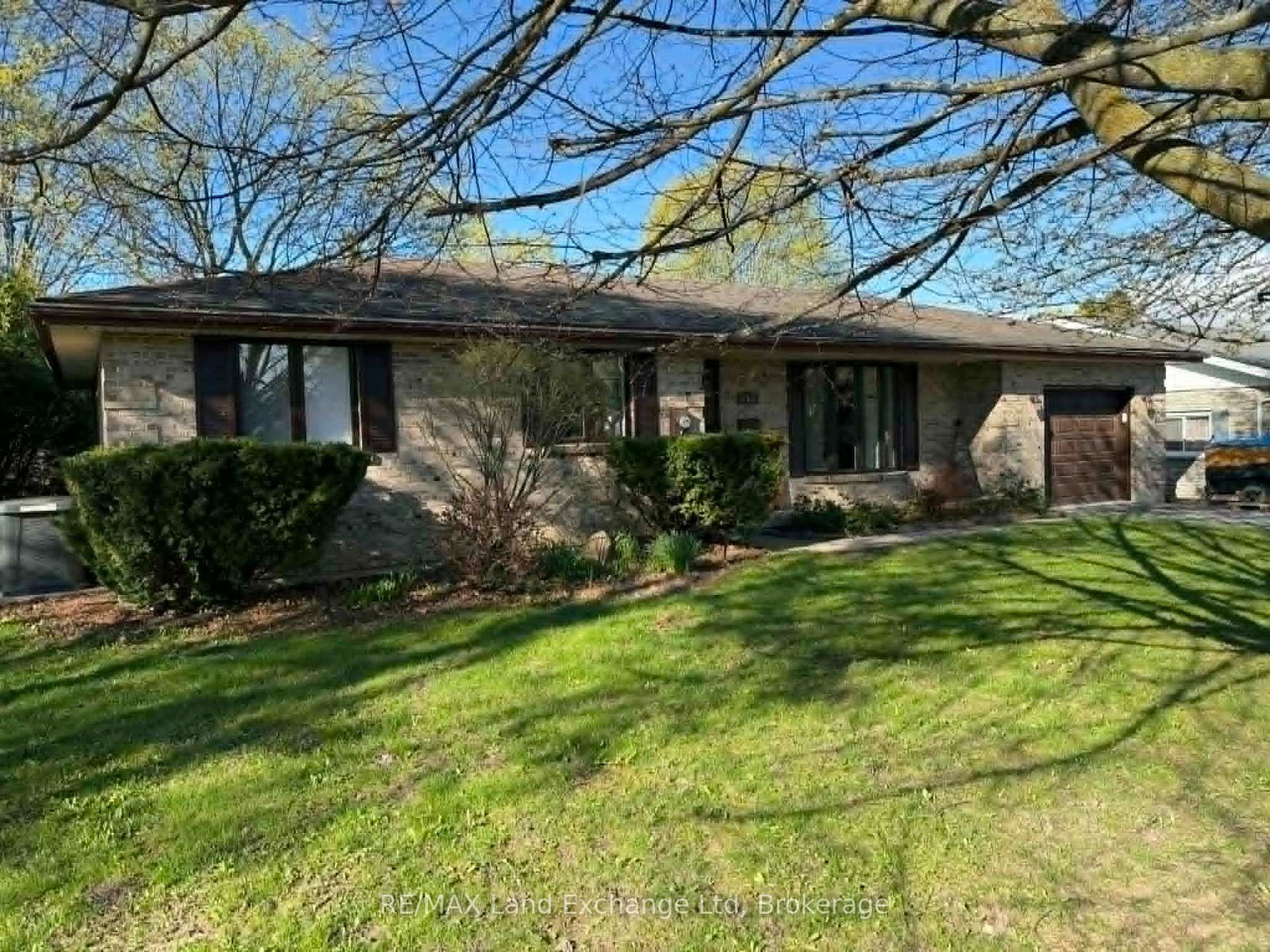 142-charles-street-north-huron-ontario-x13568350