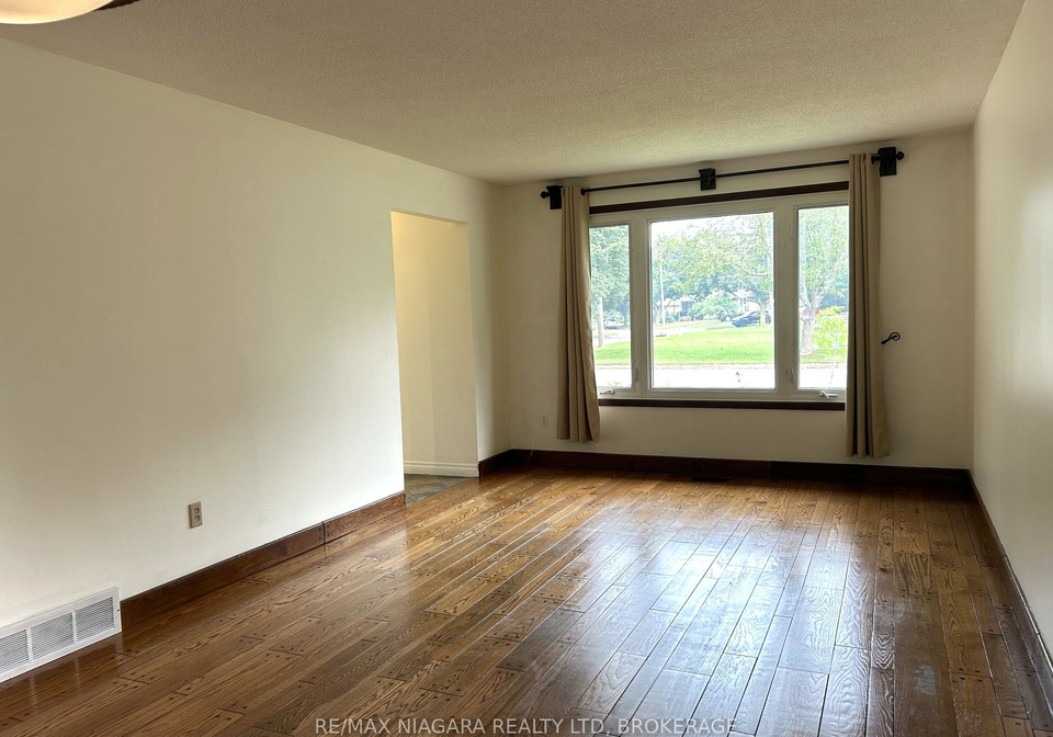26-friars-court-st-catharines-ontario-x13570122