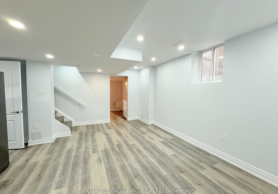11-meadow-wood-crescent-hamilton-ontario-x13573284