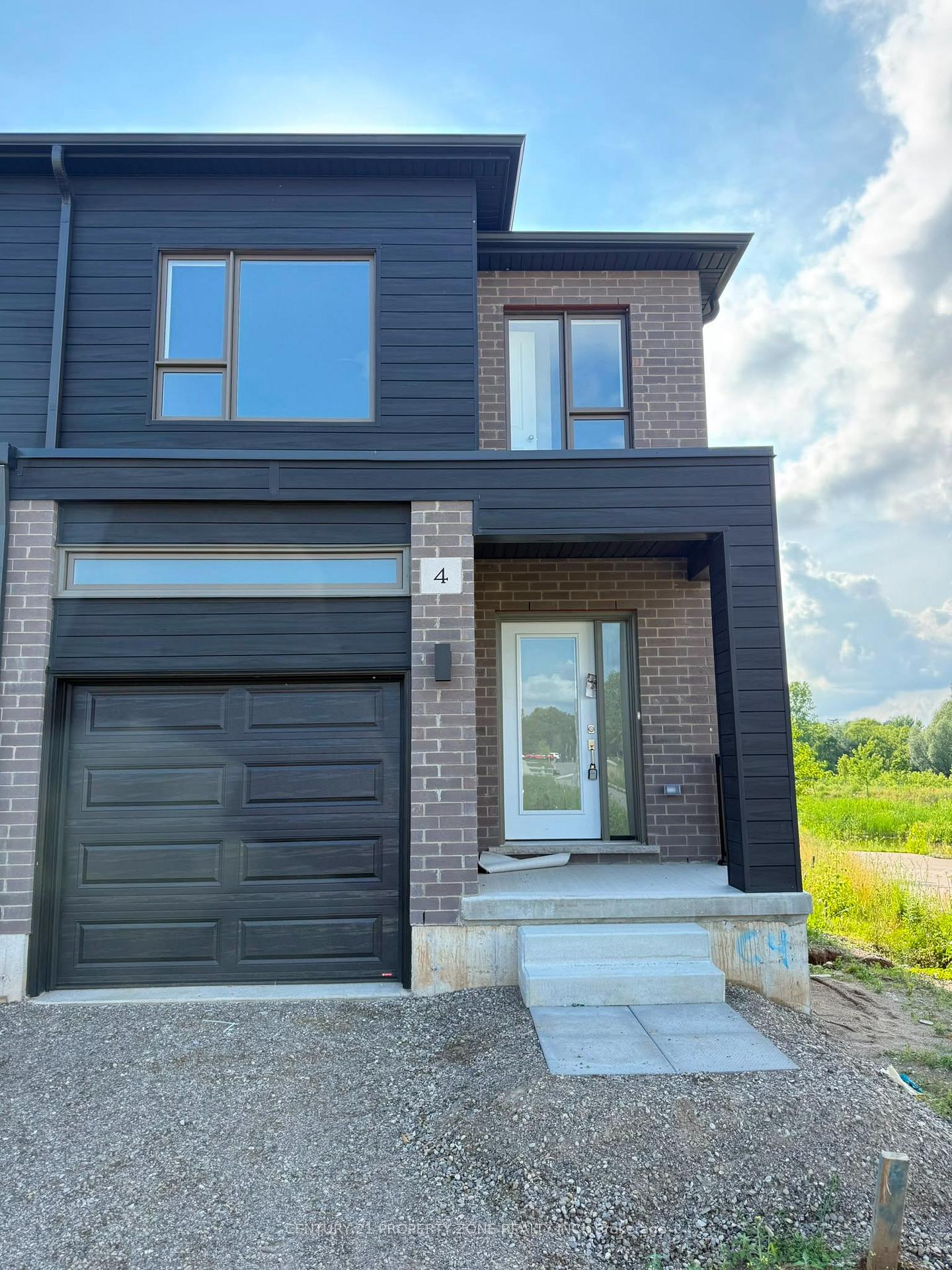 4-red-oak-common-cambridge-ontario-x13575678