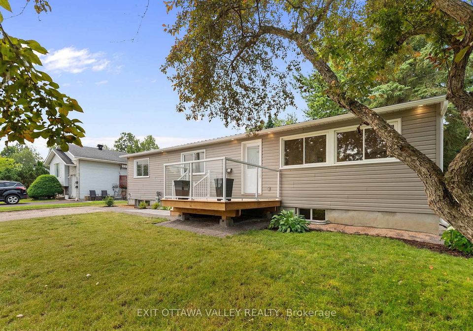 5-selkirk-street-petawawa-ontario-x13579448
