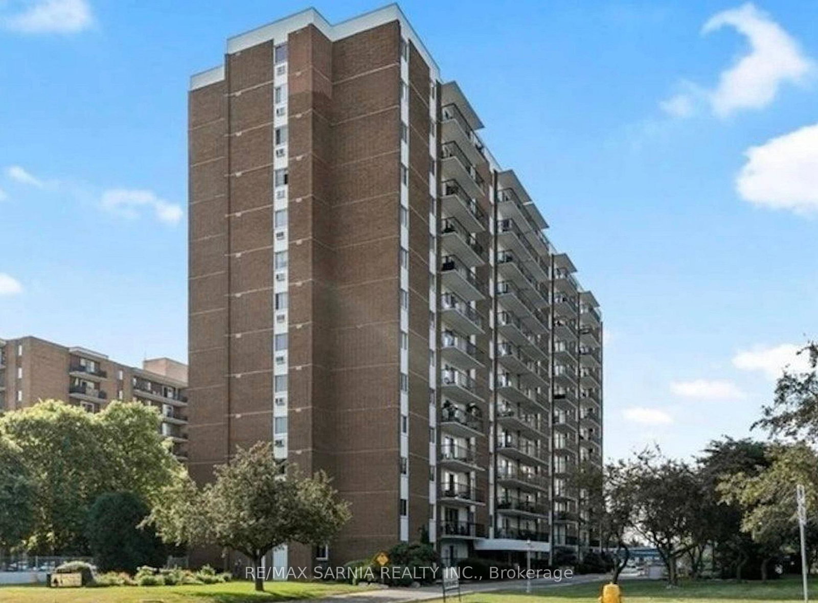 8591-riverside-drive-e-windsor-ontario-x13585042