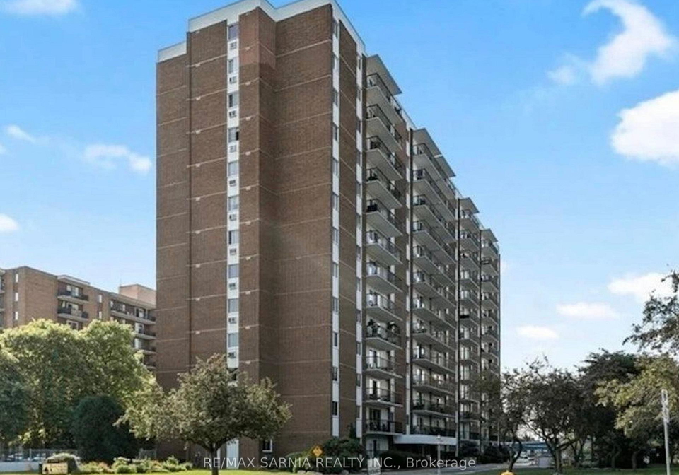 8591-riverside-drive-e-windsor-ontario-x13585042