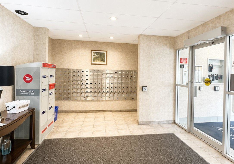 8591-riverside-drive-e-windsor-ontario-x13585042