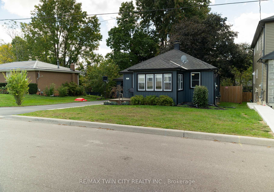 92-sovereign-street-w-norfolk-ontario-x13588192