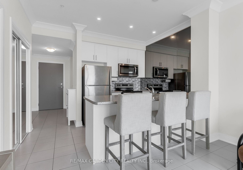 16-concord-place-grimsby-ontario-x13590190
