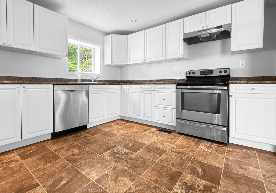 143-bonnechere-street-s-renfrew-ontario-x13590474