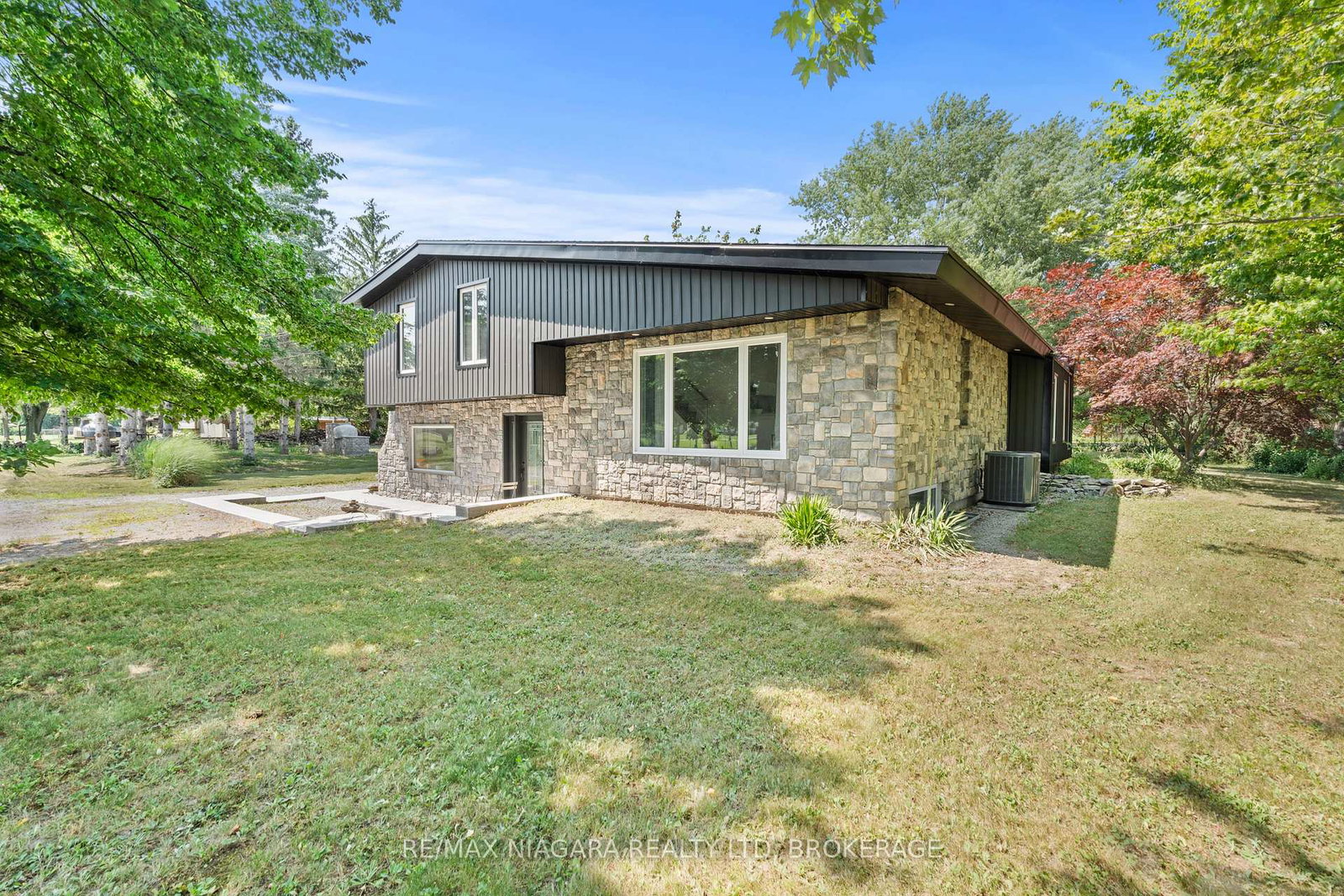 1546-nigh-road-fort-erie-ontario-x13600228