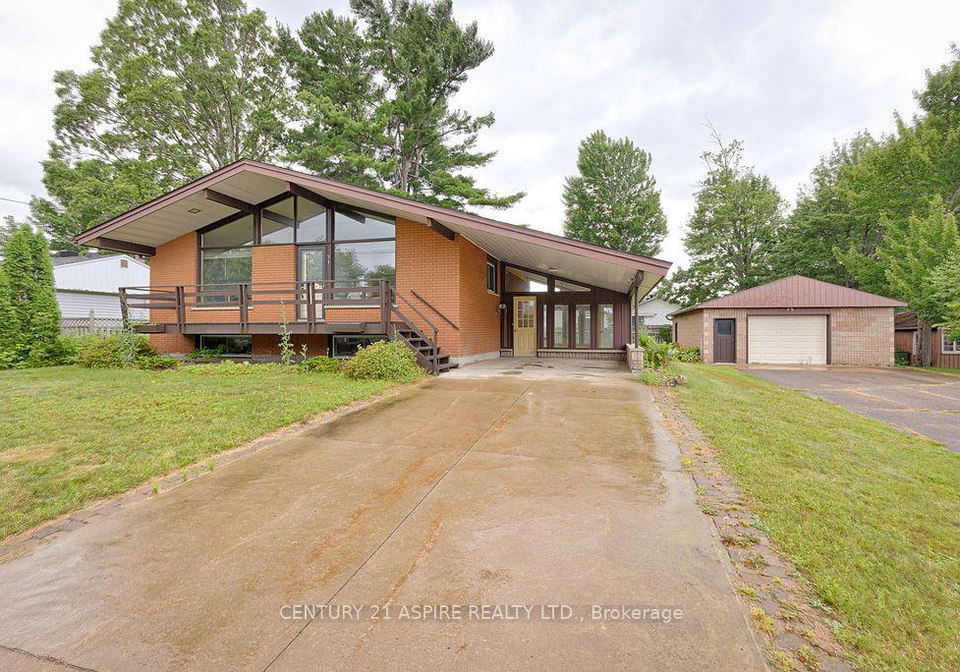 31-selkirk-street-petawawa-ontario-x13605440