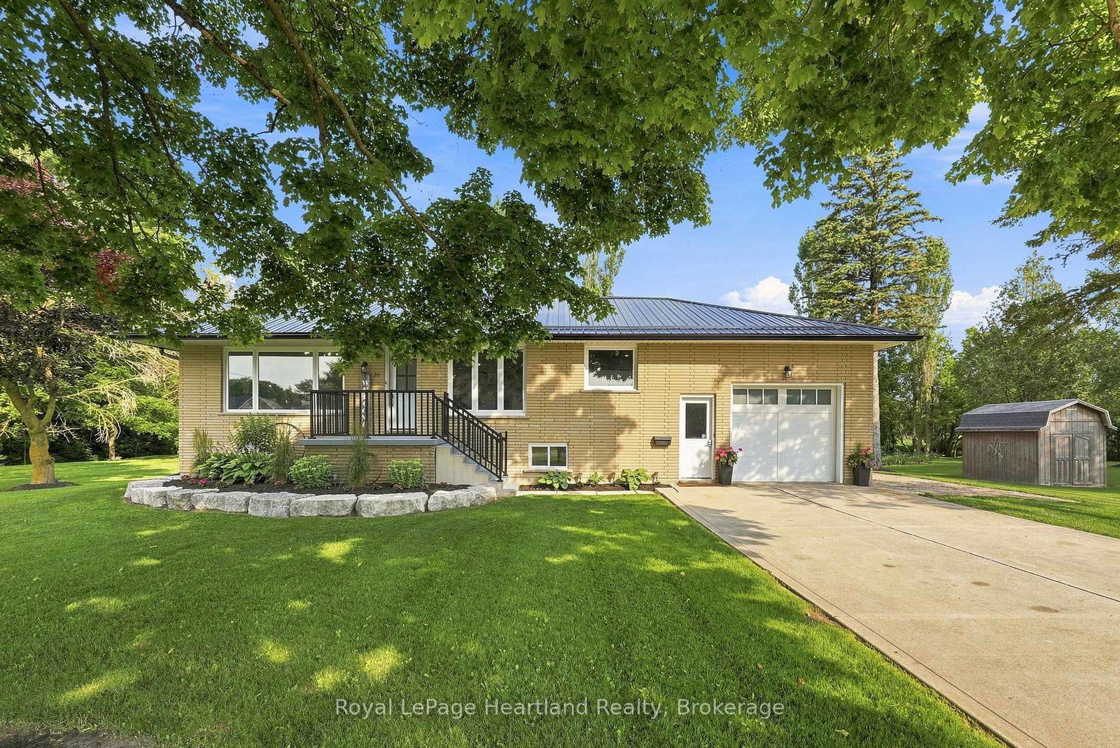 20-queen-street-w-minto-ontario-x13620870