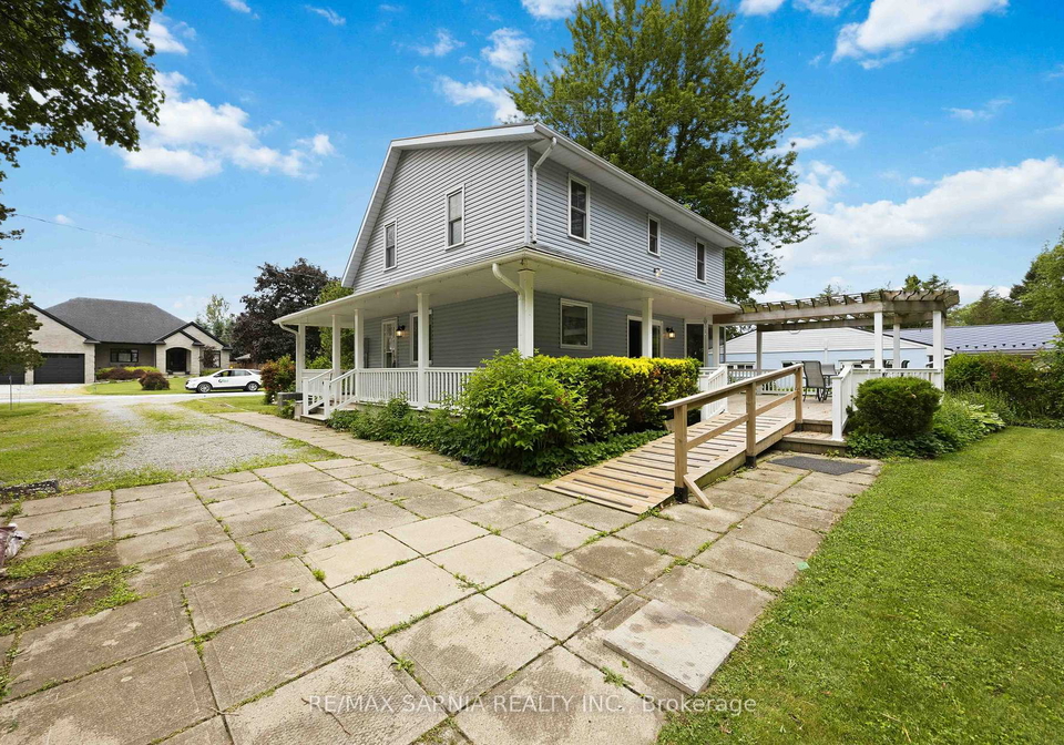 4656-lakeside-street-plympton-wyoming-ontario-x13631850