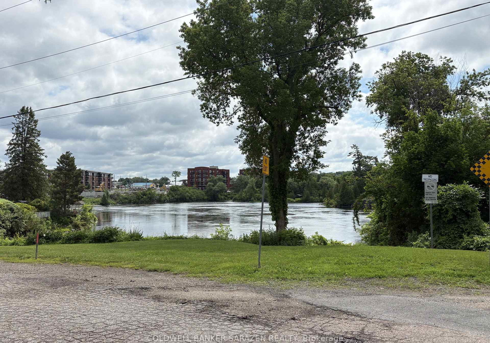 19-21-rock-lane-e-arnprior-ontario-x13636054