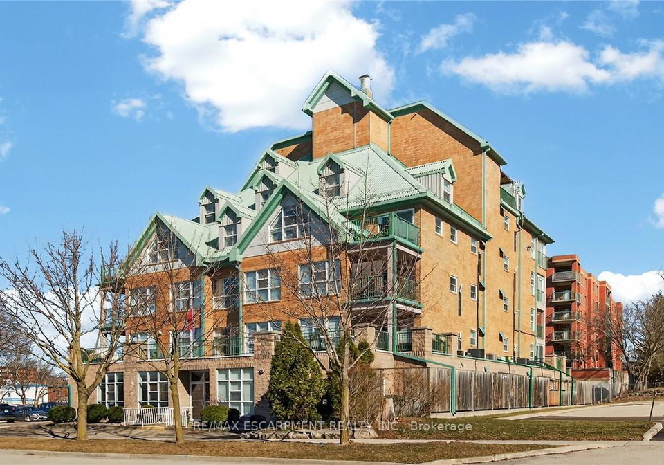 19-lake-avenue-s-hamilton-ontario-x13650752