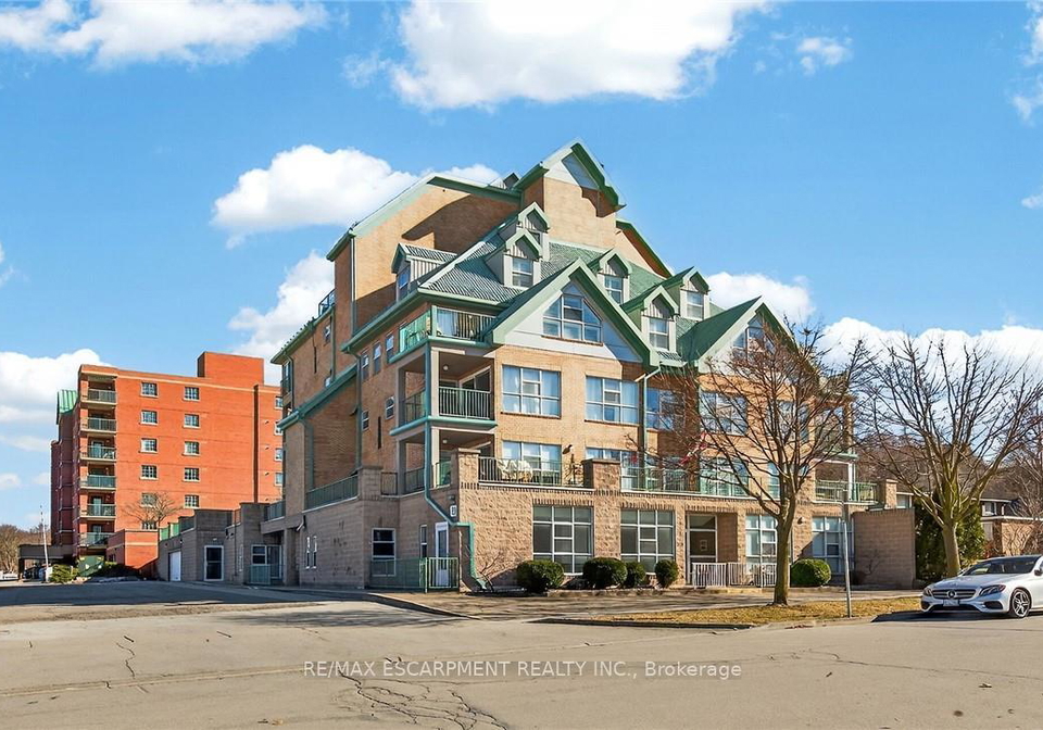19-lake-avenue-s-hamilton-ontario-x13650752