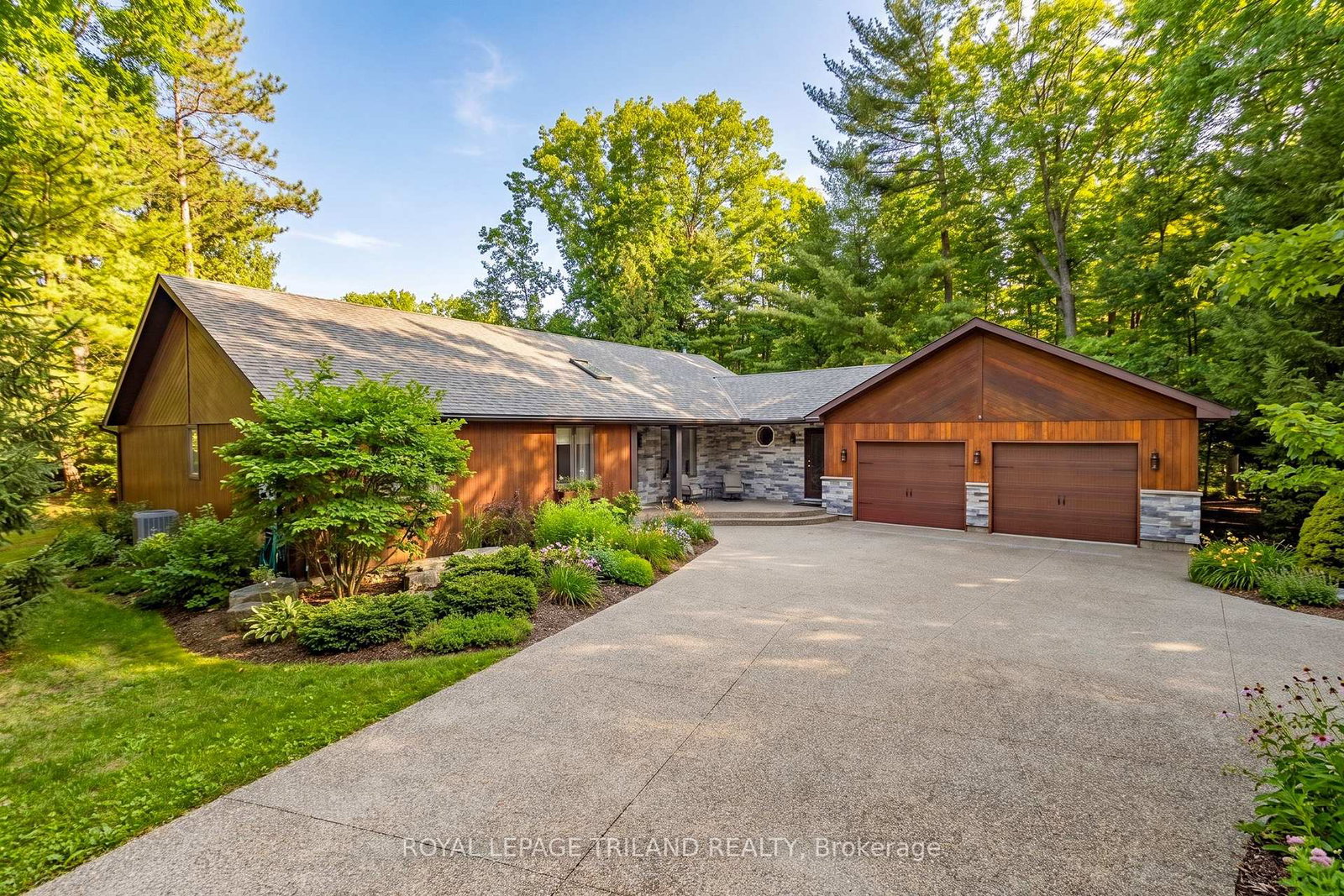 10498-pinetree-drive-lambton-shores-ontario-x13652516