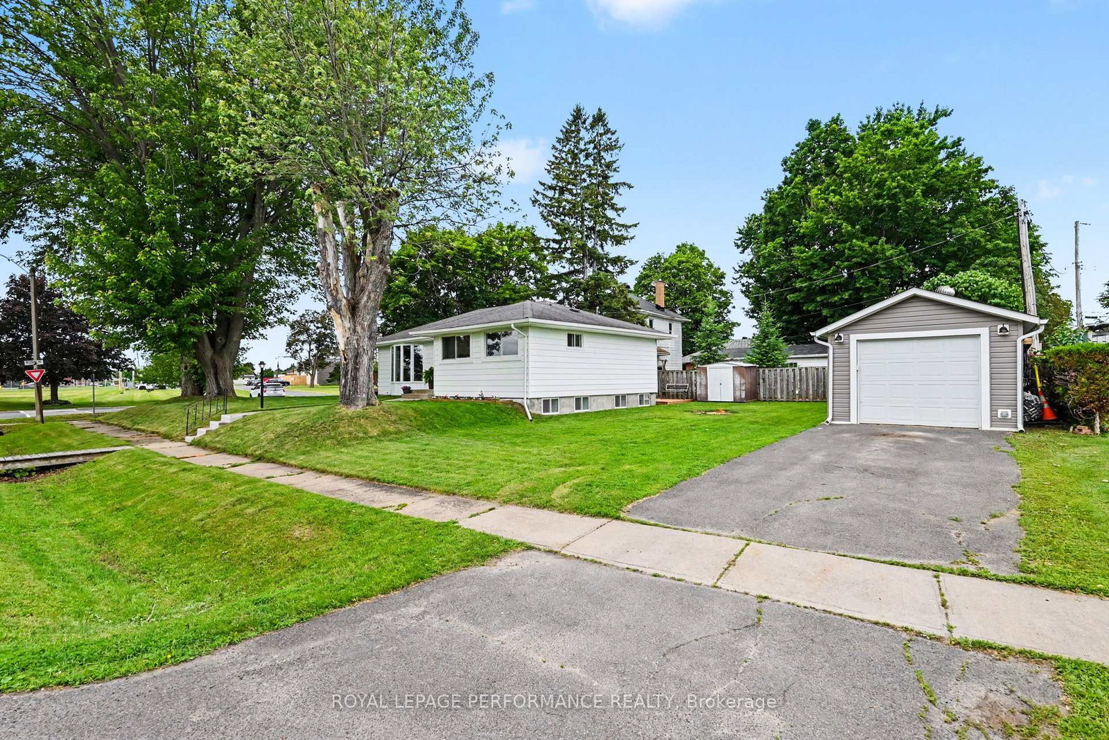 1-adam-dixon-avenue-south-stormont-ontario-x13668492