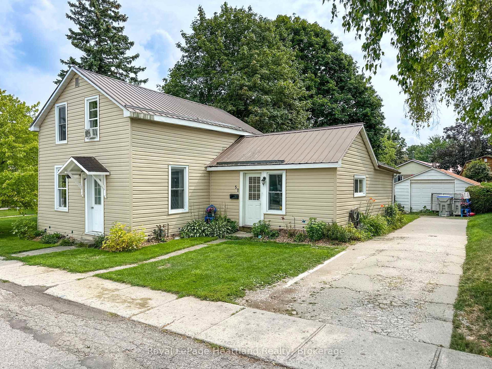 51-side-street-huron-east-ontario-x13670612
