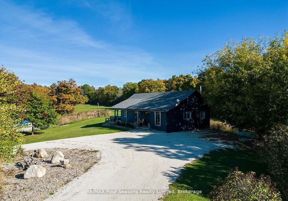 495529-grey-road-2-blue-mountains-ontario-x13672958