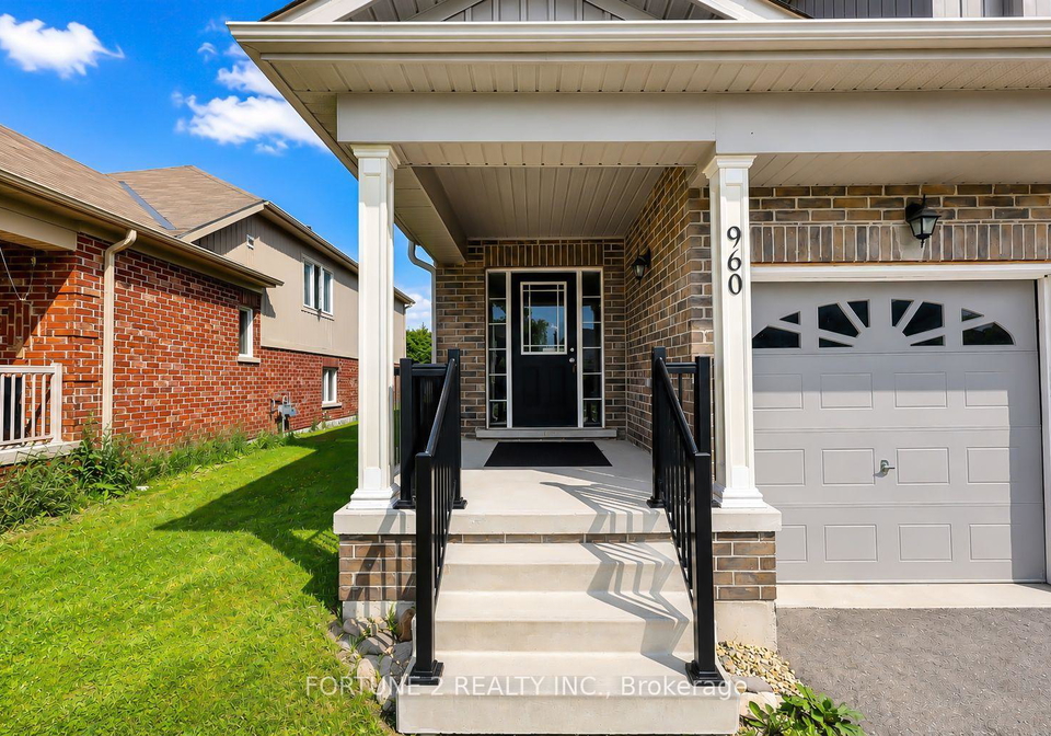 960-hannah-avenue-s-north-perth-ontario-x13673864