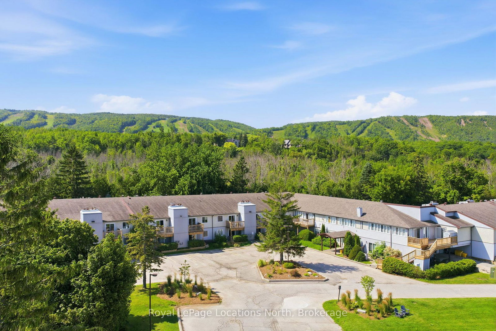 209472-highway-26-highway-blue-mountains-ontario-x13676004