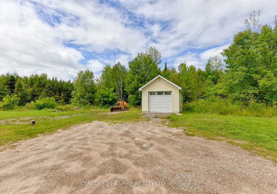 1549-zion-line-whitewater-region-ontario-x13688780