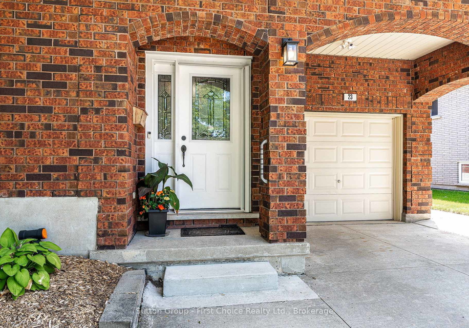 23-sprung-court-stratford-ontario-x13699086