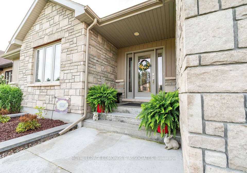 10-noble-crescent-petawawa-ontario-x13710130