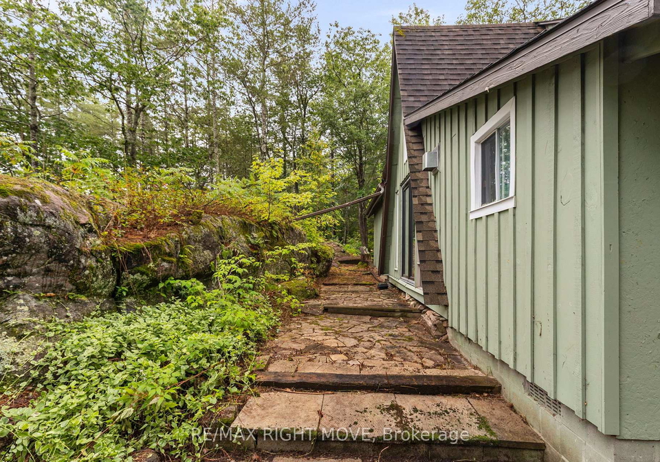1041700-road-gravenhurst-ontario-x13712860