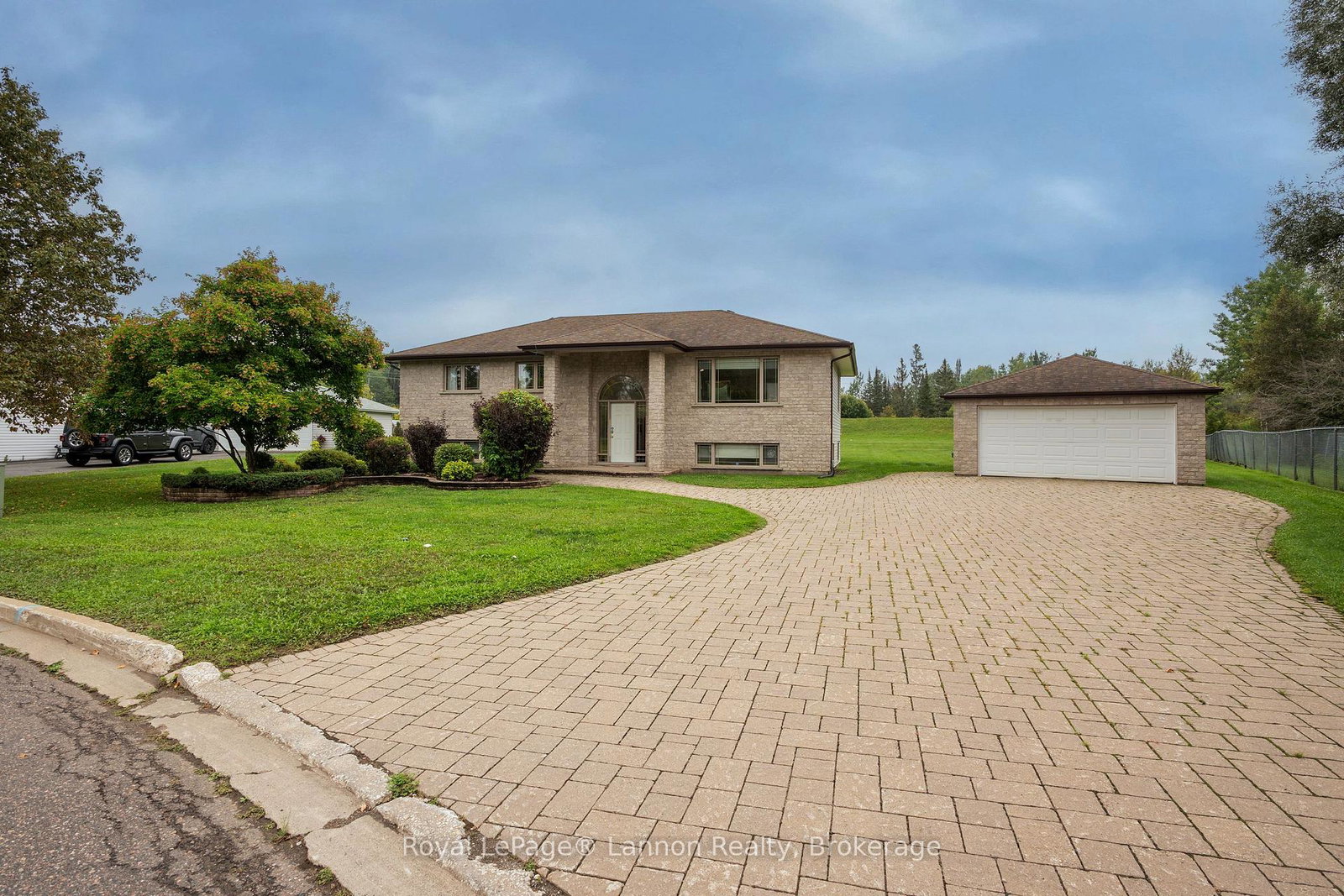 2196-falconcrest-drive-thunder-bay-ontario-x13736166