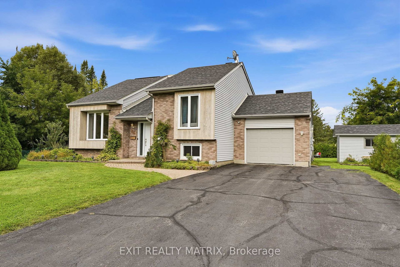 44-ste-therese-boulevard-russell-ontario-x13736592