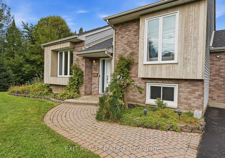 44-ste-therese-boulevard-russell-ontario-x13736592