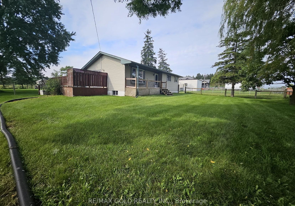 685882-highway-2-norwich-ontario-x13736858