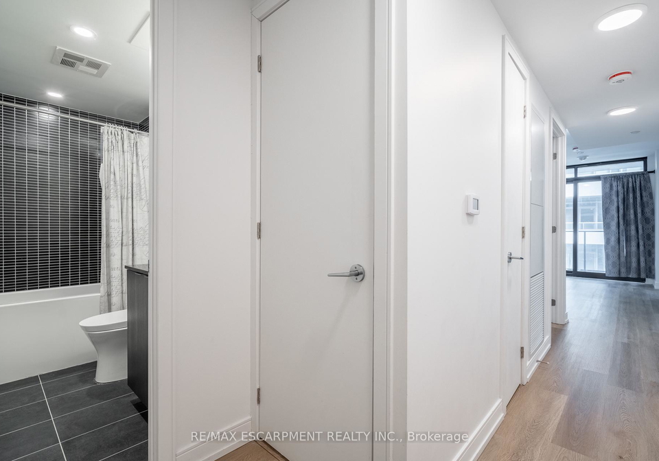 1-jarvis-street-hamilton-ontario-x13737060