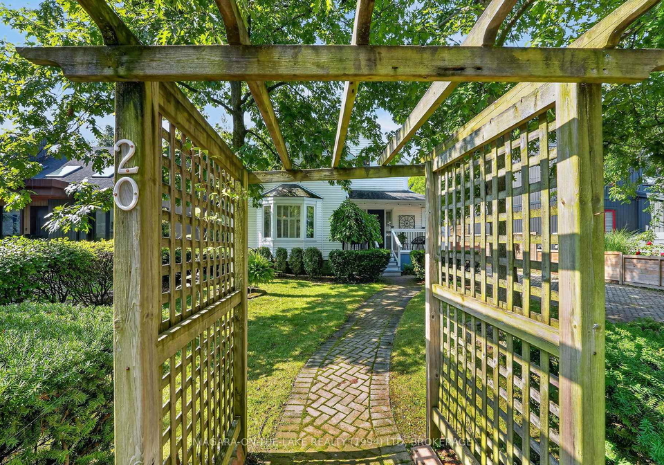 20-vincent-avenue-niagara-on-the-lake-ontario-x13737768