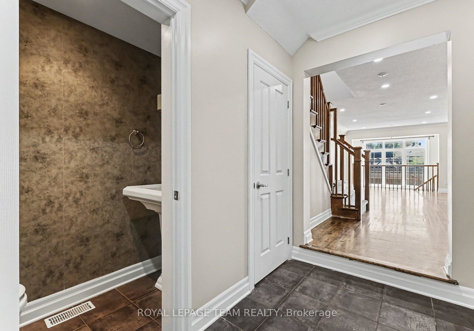 406-heathrow-private-ottawa-ontario-x13740782