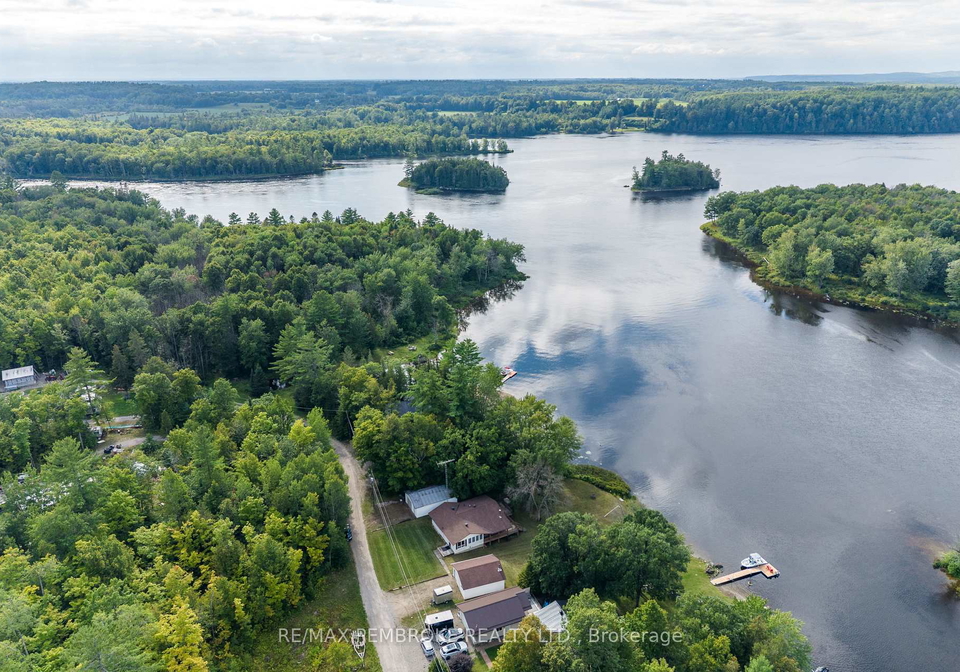 69-sinkhole-trail-whitewater-region-ontario-x13742878