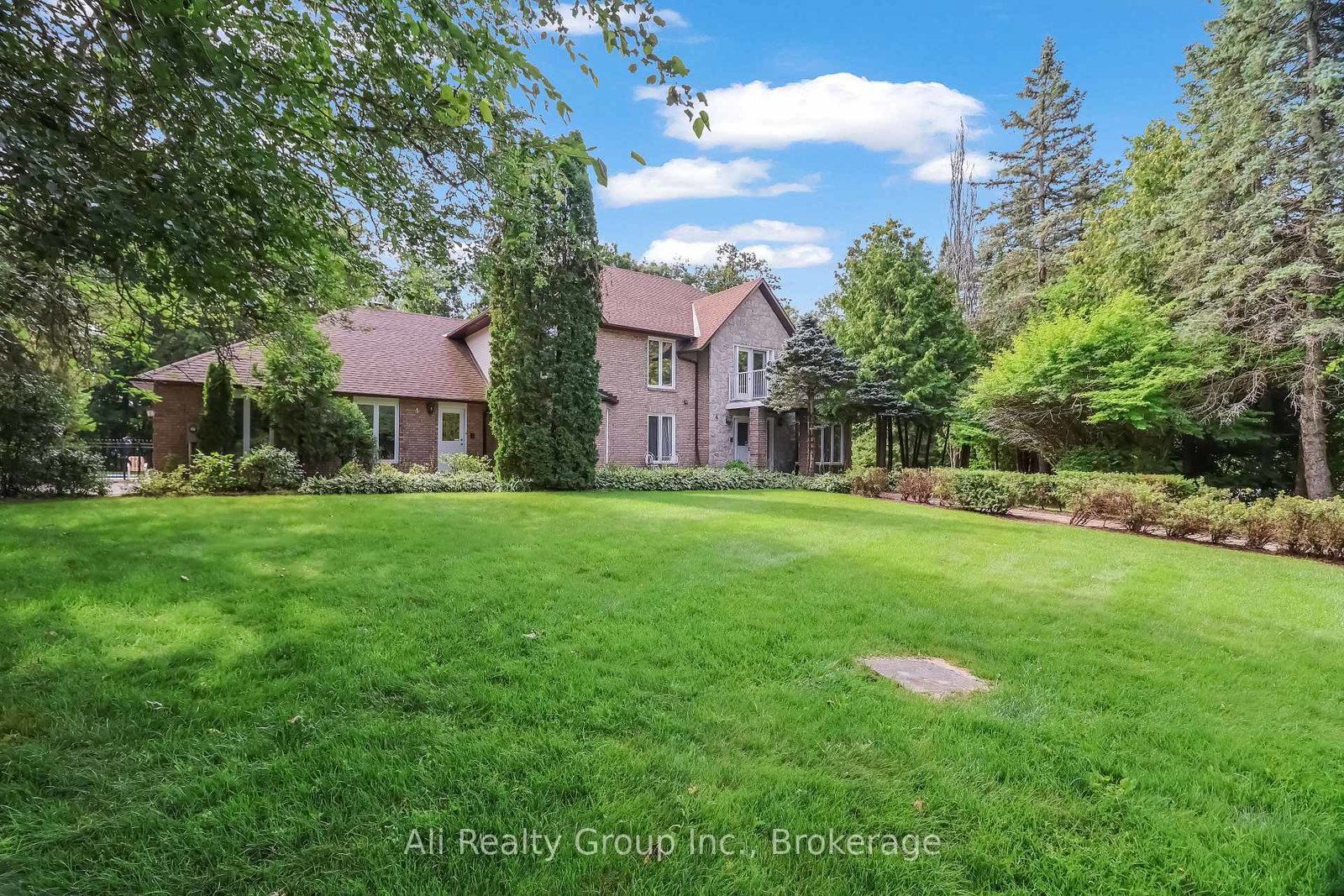 4-royal-county-downs-ottawa-ontario-x13743446